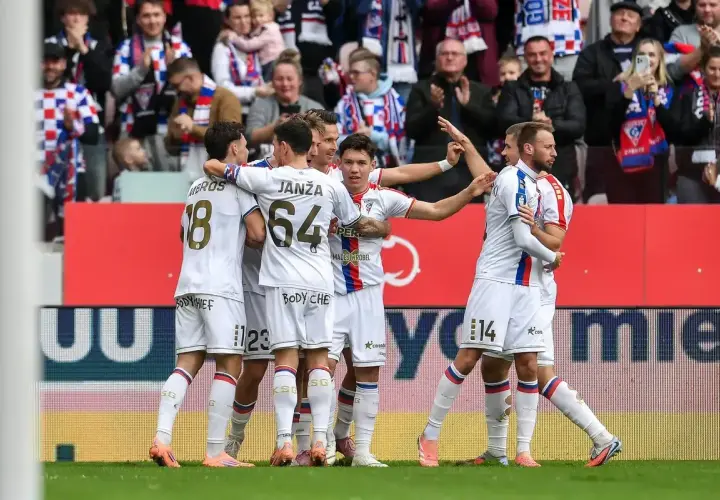 Piłkarze Górnika Zabrze świętują bramkę. Kibice na trybunach, dyskusje o górnik zabrze plotki transferowe.