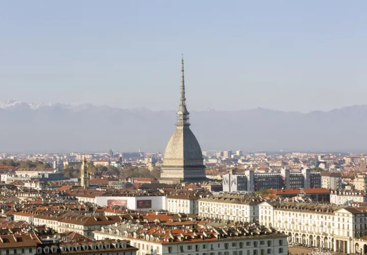Widok na miasto z Mole Antonelliana w tle, idealne miejsce na pobyt w hotelu Torino.