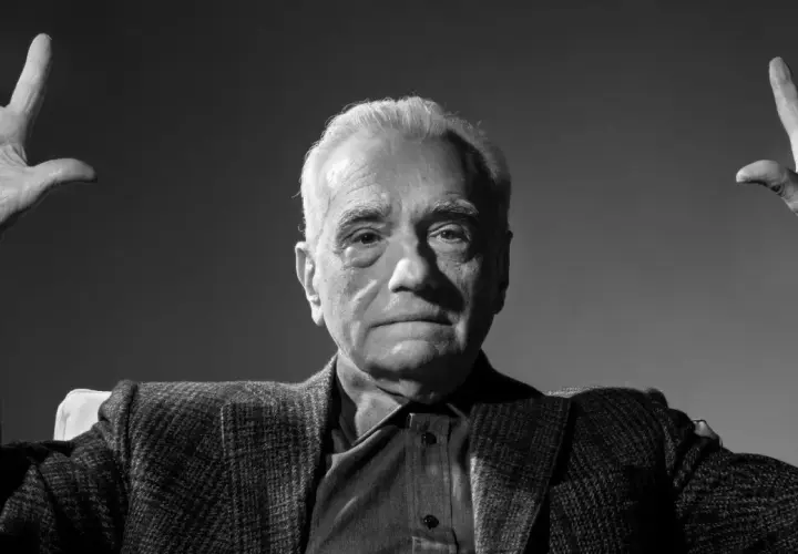 Martin Scorsese, mistrz kina, z uniesionymi dłońmi. Jego filmy to arcydzieła.