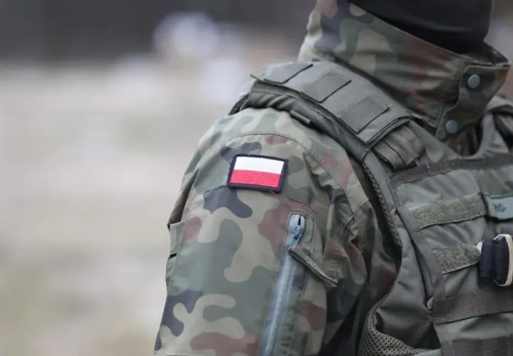 Żołnierz w mundurze WOT z polską flagą na ramieniu. Służba to nie tylko poświęcenie, ale i pewne wot zarobki.
