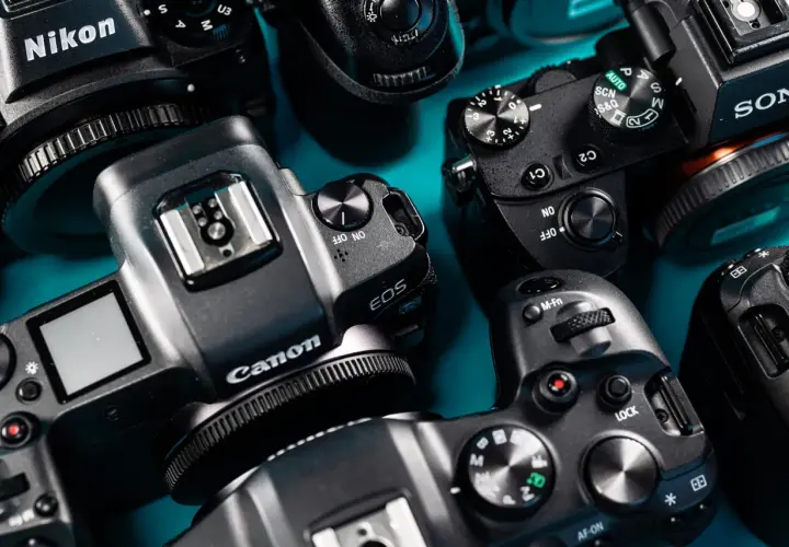 Kilka aparatów cyfrowych marek Nikon, Canon i Sony. Szukasz, gdzie kupić aparat?