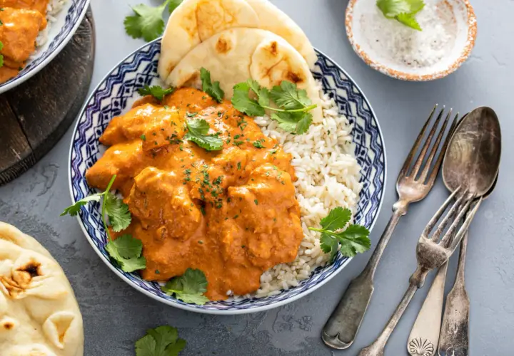 Pyszne kurczak tikka masala z ryżem i chlebkiem naan. Idealne danie z kuchni indyjskiej, które możesz przygotować według prostych przepisów.
