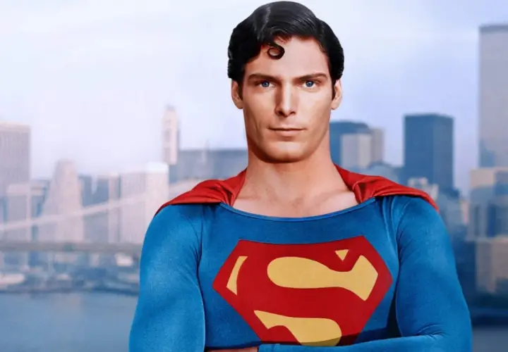 Christopher Reeve jako Superman w ikonicznym kostiumie, gotów do ratowania świata w klasycznym filmie.
