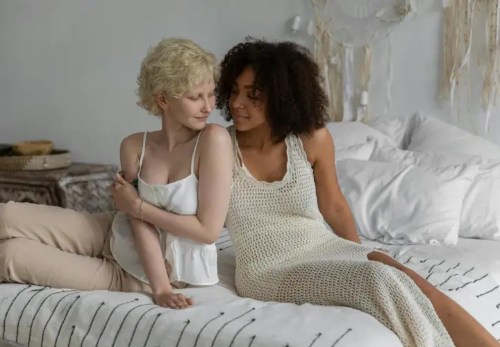 Due donne si guardano con intensità, un'intimità palpabile nell'aria, quasi una voglia di sesso che aleggia tra loro.