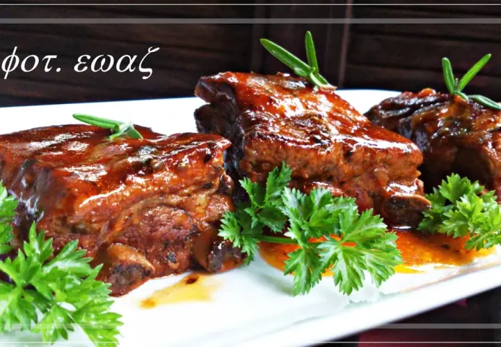 Soczyste żeberka w sosie barbecue, udekorowane rozmarynem i natką pietruszki. Idealna glazura do żeberek.