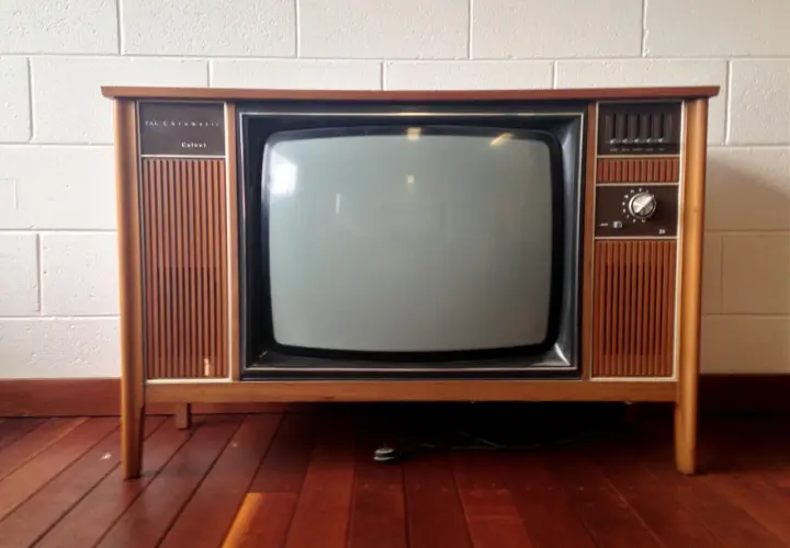 Co zrobić ze starym telewizorem? Utylizacja, sprzedaż, DIY i więcej