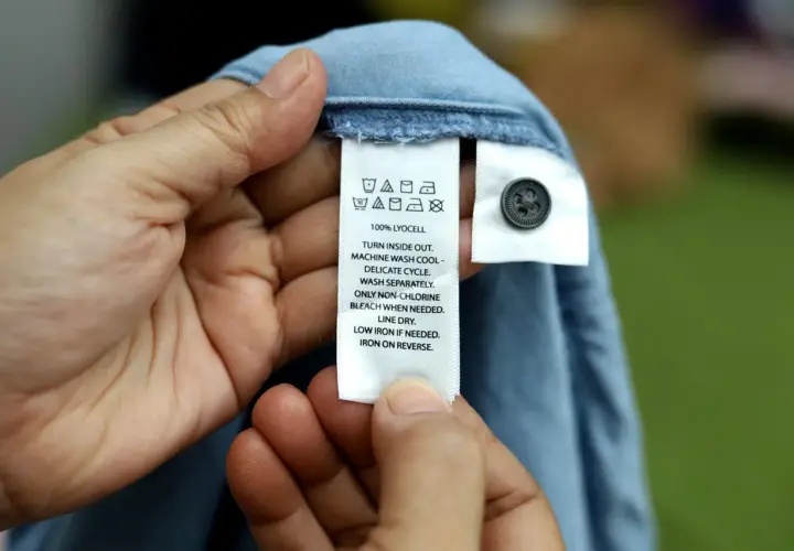 Metka z instrukcją prania 100% lyocell. Tencel co to? To delikatny materiał, który wymaga specjalnej pielęgnacji.