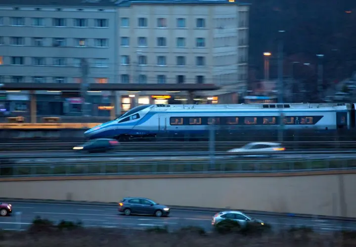 Szybki pociąg PKP mija miasto. Weteran z legitymacją może liczyć na zniżki.