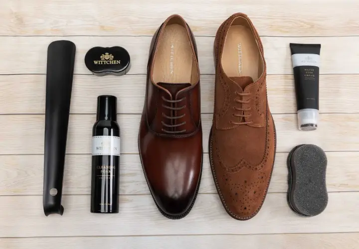 Zestaw do pielęgnacji obuwia: eleganckie buty, pianka czyszcząca, krem wodoodporny i akcesoria. Dowiedz się, jak pastować buty, by wyglądały jak nowe.