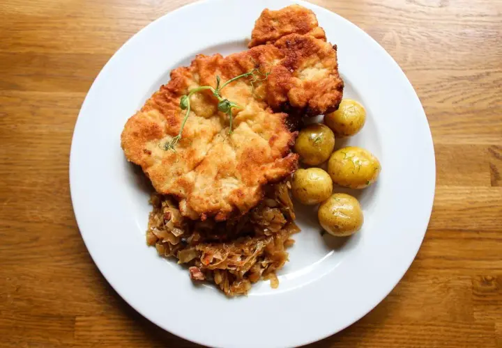Pyszny kotlet schabowy Magdy Gessler z młodymi ziemniaczkami i kapustą.