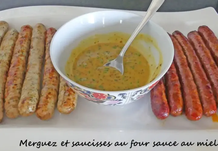 Merguez et saucisses au four, dorées et savoureuses, accompagnées d'une sauce onctueuse. Un délice à partager !