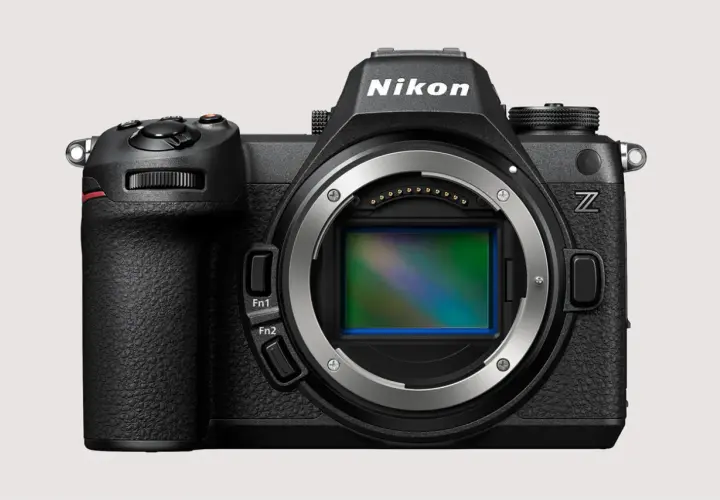 Czarna lustrzanka Nikon Z z widocznym sensorem. Idealna lustrzanka dla początkujących, gotowa na pierwsze ujęcia.