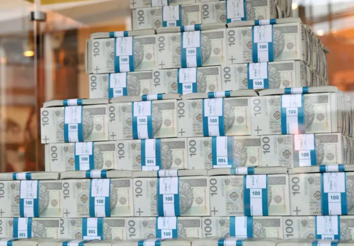 Stosy banknotów 100 zł, wizualizacja marzeń o tym, jak zarobić milion złotych.