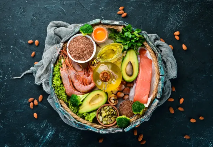 Krewetki, łosoś, awokado, siemię lniane, pestki dyni, orzechy, brokuły i oliwa to źródła omega-6.