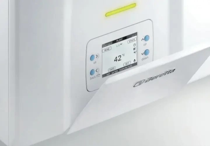 Nowoczesny piec kondensacyjny Beretta z wyświetlaczem pokazuje 42°C. Czy piec kondensacyjny zużywa mniej gazu? Tak, dzięki technologii kondensacji.