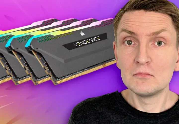 Mann blickt fragend auf RAM-Riegel. Wie viel Arbeitsspeicher braucht man für Gaming und Arbeit?