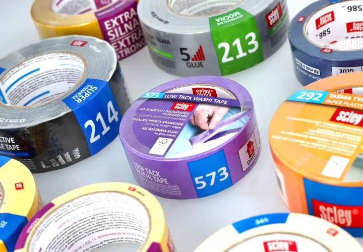 Srebrna taśma m3 z napisem "SUPER TYNKARSKA 214" obok fioletowej taśmy "LOW TACK WASHI TAPE 573".