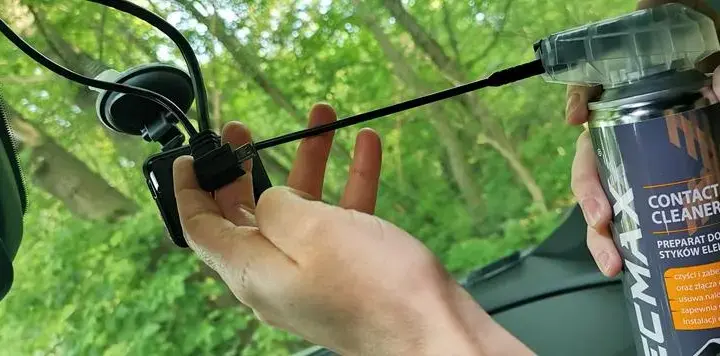 Czym smarować styki elektryczne w samochodzie, aby uniknąć korozji?