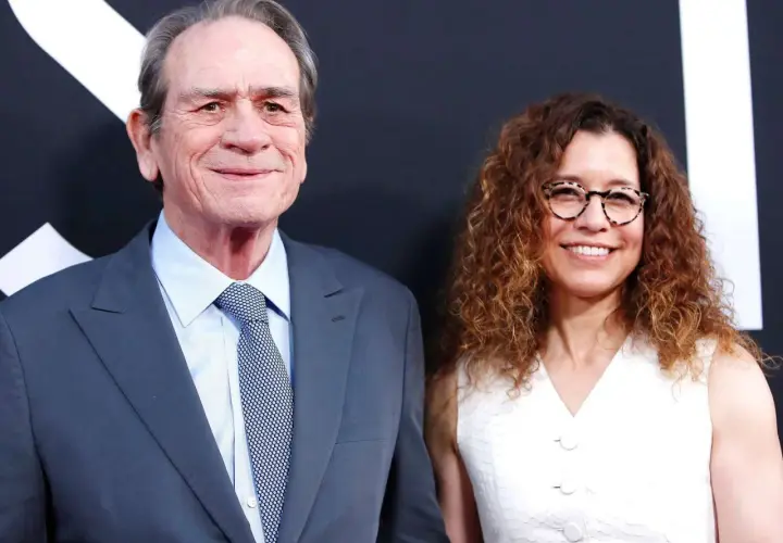 Tommy Lee Jones z żoną, Dawn, na premierze.