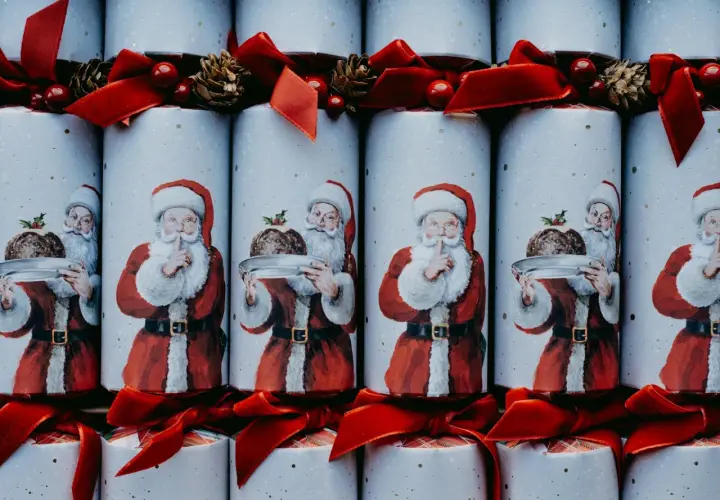 Babbo Natale decora i cracker natalizi, pronti per le canzoni di Natale tradizionali.