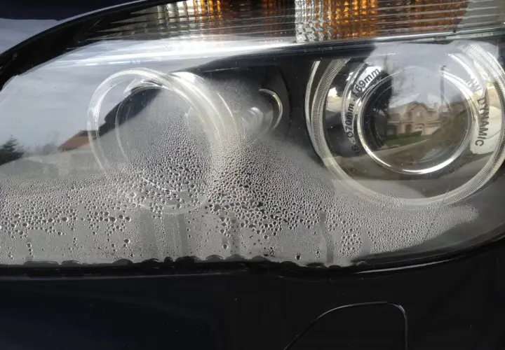 Krople wody wewnątrz reflektora BMW. Zastanawiasz się, gdzie są odpowietrzniki w reflektorach? Ten problem może wskazywać na ich brak lub zatkanie.