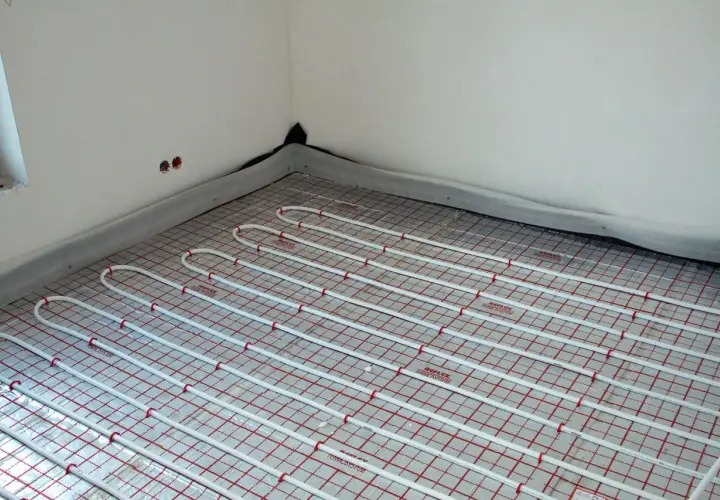 Instalacja podłogówki w nowym domu. Sprawdź, jaka jest podłogówka cena za m2 robocizny.