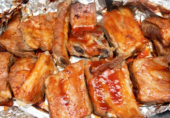 Pyszne żeberka wieprzowe w sosie BBQ, idealne do pieczenia. Zobacz, co zrobic z żeberkami wieprzowymi, by zachwycić gości!