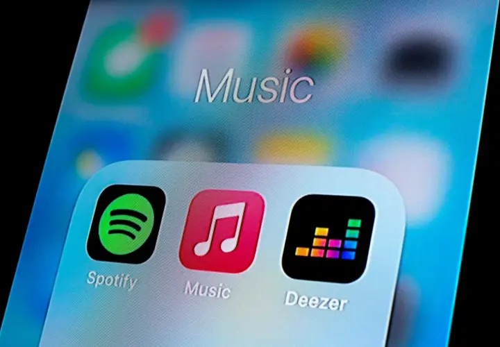 Ikony Spotify, Apple Music i Deezer na ekranie smartfona. Dostęp do ulubionych utworów dzięki streamingowi muzyki.