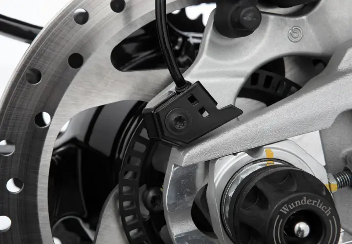Dettaglio del sensore ABS di una moto. Per sapere come pulire sensore ABS, guarda questo primo piano del componente.