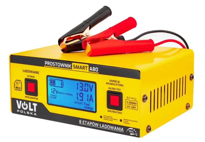 Żółty prostownik Volt Polska Smart A80 z wyświetlaczem LCD, gotowy do ładowania akumulatora. Czerwone i czarne kable z zaciskami.