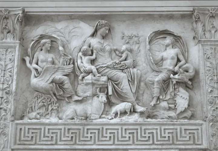 Rilievo dell'Ara Pacis: una madre con bambini, una donna con cigno, un uomo con drago, animali e motivi greci.