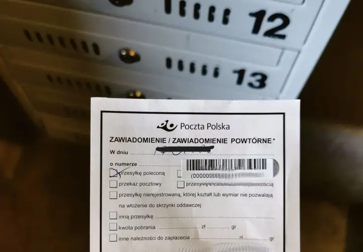 Awizo z policji jak wygląda? To formularz Poczty Polskiej z zaznaczoną przesyłką poleconą, czekający na odbiór.