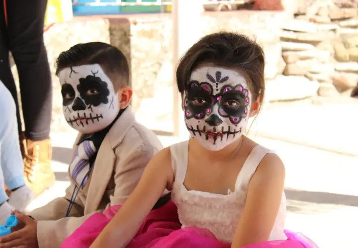 Dzieci w makijażu sugar skull, idealne na przebranie dla dziecka zrób to sam.
