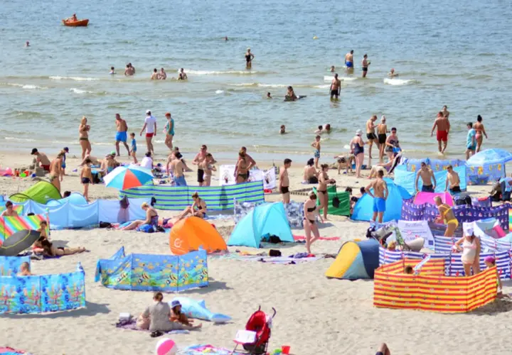 Plaża pełna ludzi, gdzie jest najwięcej jodu w Europie? Morze Bałtyckie, źródło zdrowia i wypoczynku.