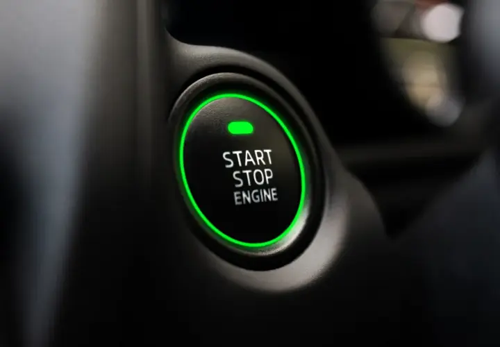 Przycisk "START STOP ENGINE" z zielonym podświetleniem. W sytuacji awaryjnej, gdy nie wiesz, jak odpalić samochód na krótko, ten przycisk jest kluczowy.