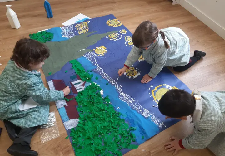 Niños recrean la **noche** estrellada de Van Gogh con pintura y papel.
