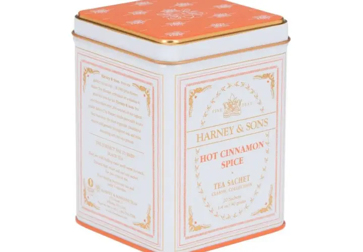 Biała puszka z pomarańczową pokrywką, zawierająca herbatę Harney & Sons Hot Cinnamon Spice. Idealna na chłodne wieczory.