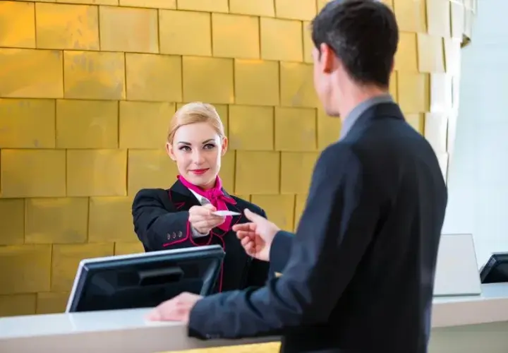 Recepcjonistka w hotelu: Ile godzin? 12h zmiany i Kodeks pracy
