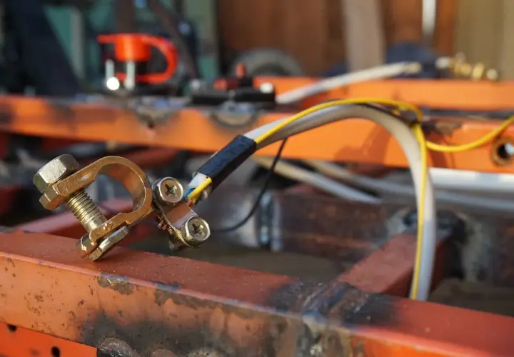 Zacisk akumulatora podłączony do przewodów, kiedy wiadomo, że prostownik naładował akumulator.