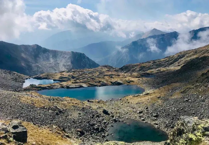 Lagos de alta montaña en Andorra, un paisaje sereno de coronallacs bajo un cielo nublado.
