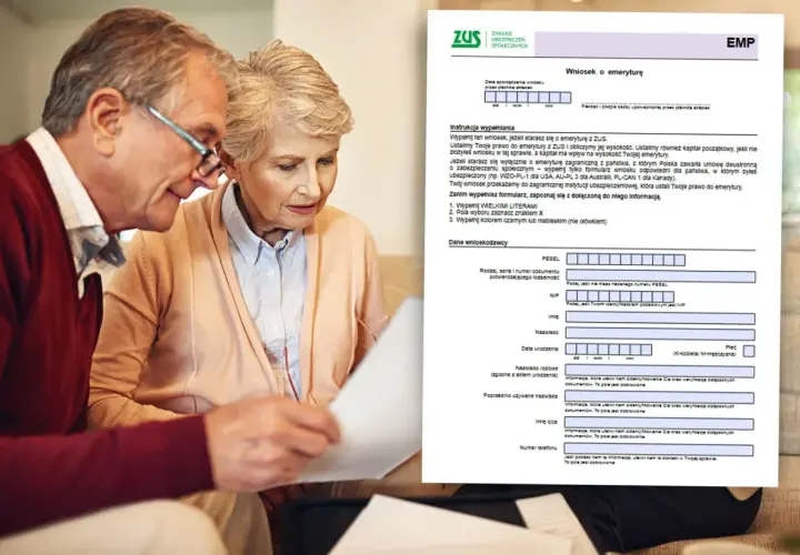 Starsza para z uwagą przegląda dokumenty ZUS dotyczące wniosku o emeryturę.
