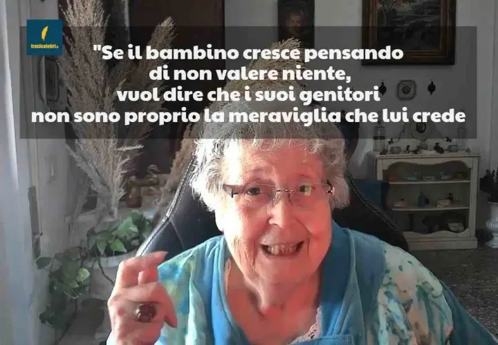 Anziana con occhiali sorride, con una citazione che suggerisce che i genitori che non apprezzano i figli li deludono.