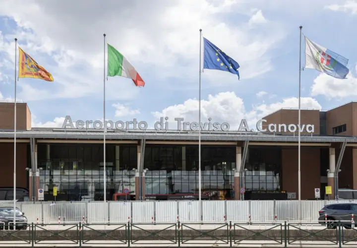 L'Aeroporto di Treviso A. Canova, avec les drapeaux italien et européen, est une option pour quel aéroport pour Venise.