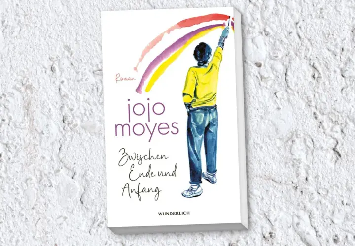 Ein Buchcover von Jojo Moyes mit einer Person, die einen Regenbogen malt. Der Titel lautet "Zwischen Ende und Anfang".