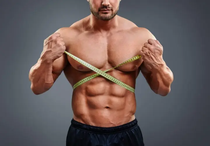 Mięśniak mierzy obwód klatki piersiowej. Zastanawia się, ile kreatyny na 90 kg będzie optymalne.
