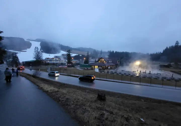 Mglisty dzień w Tatrach. Widok na stok narciarski i gorące źródła. Idealne miejsce na zimowy camping.