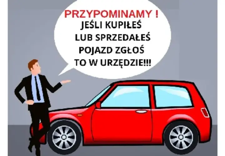 Przypomnienie: zawiadomienie o zbyciu pojazdu! Mężczyzna w garniturze obok czerwonego auta informuje o obowiązku zgłoszenia transakcji w urzędzie.