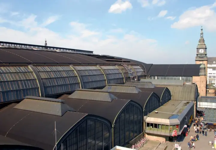 Hamburg Hauptbahnhof, der größte Bahnhof Deutschlands, mit seinen charakteristischen Glasdächern und dem markanten Uhrenturm.