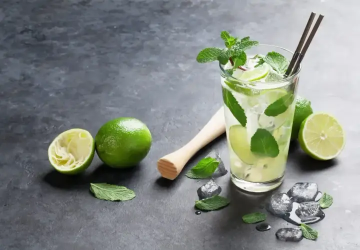Orzeźwiająca lemoniada mojito z limonkami i miętą, gotowa do podania.