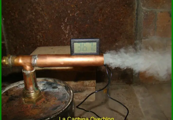 Test de fabrication d'un générateur de fumée froide pour fumoir. Un thermomètre numérique affiche 36.1°C.